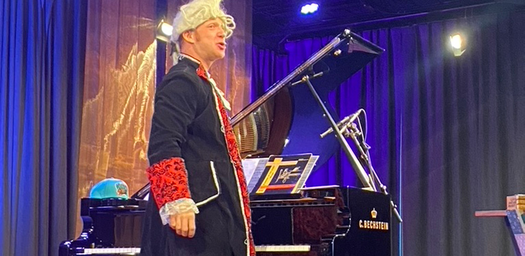 Aksel Kolstad utkledd som Mozart ved flygel